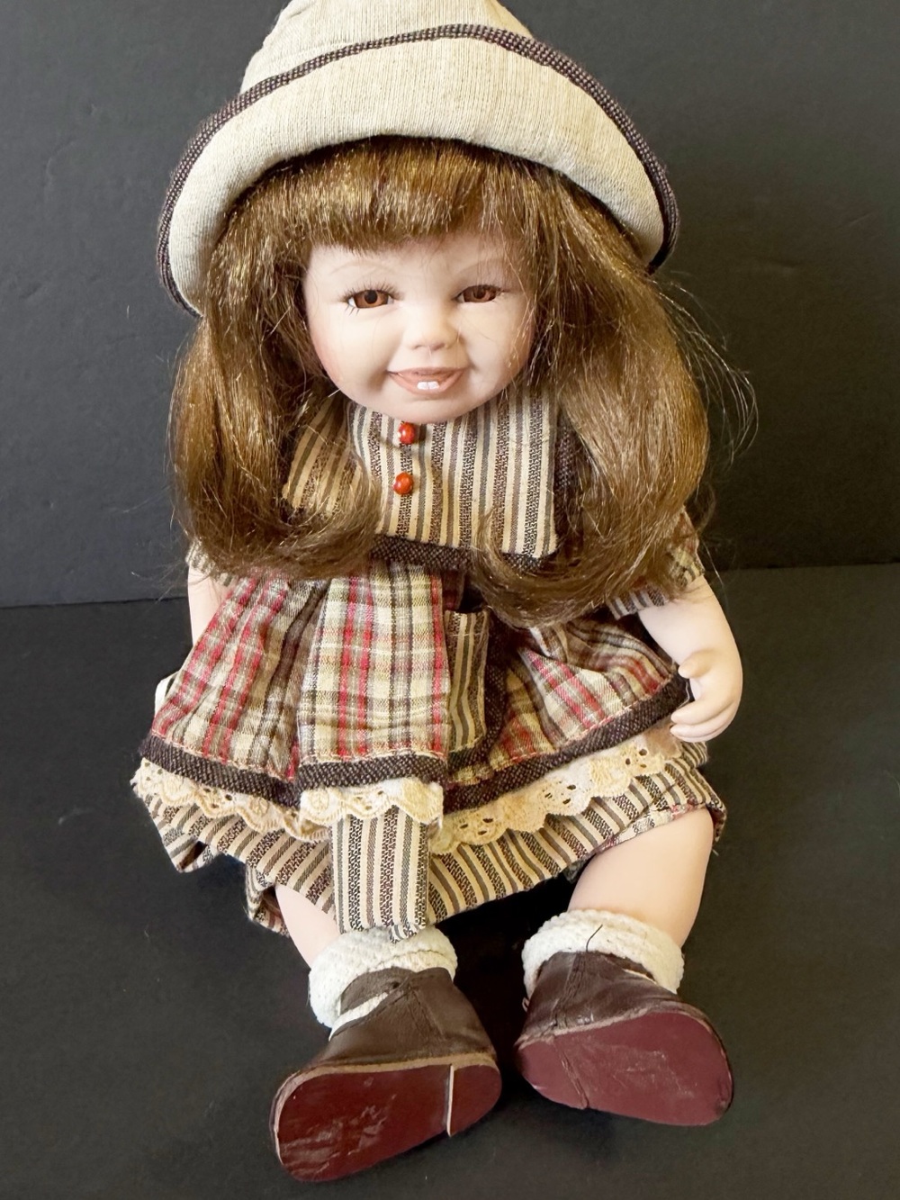 Duck House Heirloom Doll 236/5000 Brown Eye / Hair Girl Hat Porcelain 14" Seated